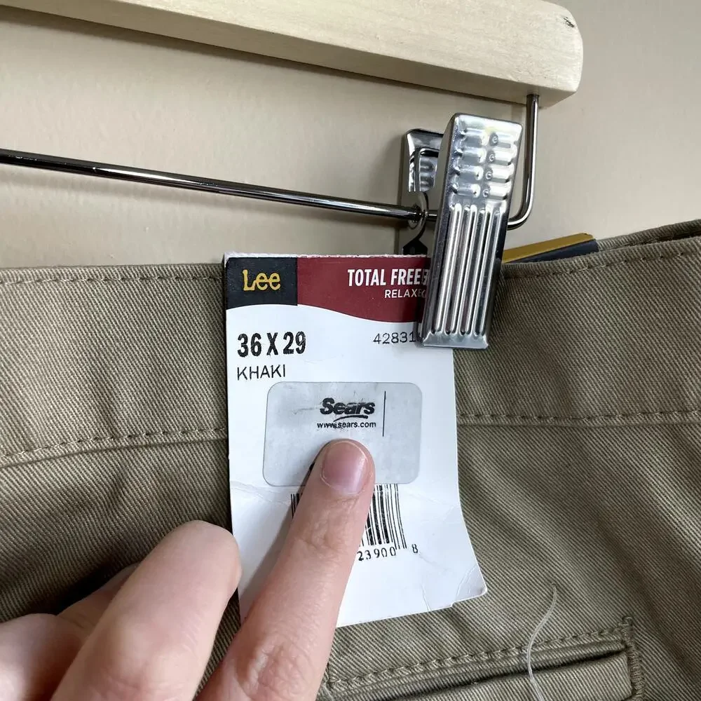NWT Lee total freedom relaxed fit stain repellent men's khaki trousers 36 X 29‎